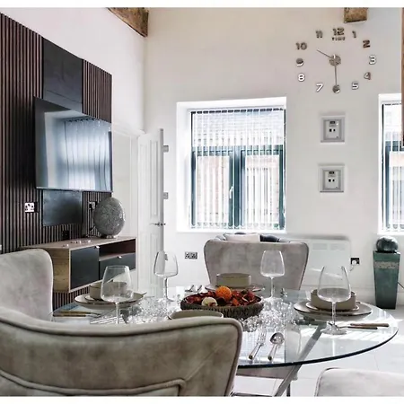 1bed Apt- Sleeps 6 Center Jacuzzi Bath Wifi Apartment Bradford (West Yorkshire)