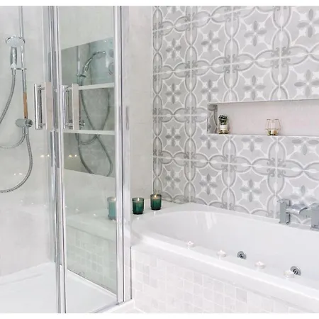 Apartment 1bed Apt- Sleeps 6 Center Jacuzzi Bath Wifi Bradford (West Yorkshire)