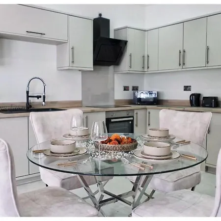 1bed Apt- Sleeps 6 Center Jacuzzi Bath Wifi Bradford (West Yorkshire)