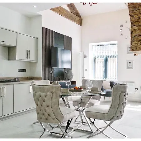 1bed Apt- Sleeps 6 Center Jacuzzi Bath Wifi * Bradford (West Yorkshire)