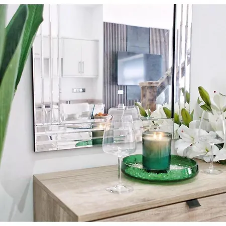 1bed Apt- Sleeps 6 Center Jacuzzi Bath Wifi Apartment Bradford (West Yorkshire)