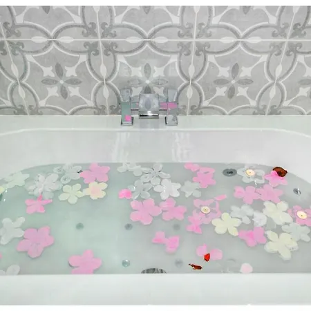 Apartment 1bed Apt- Sleeps 6 Center Jacuzzi Bath Wifi *